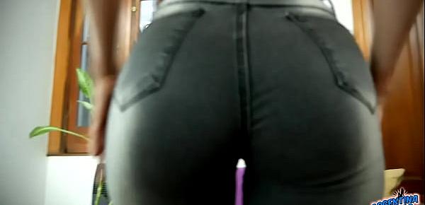  What an AMAZING BIG ROUND ASS Babe Wearing a Thong and Tight Jeans